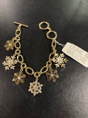 DUNE & WILLOW NWT GOLD TONE RHINESTONE SNOWFLAKE CHARM BRACELET TOGGLE